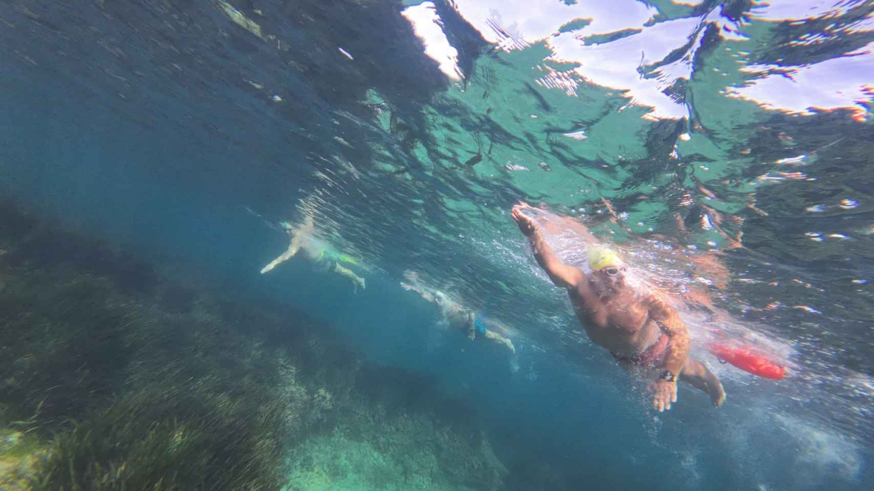 El nadador Jorge Crivillés completa la travesía entre las islas de Tabarca y Benidorm en 14 horas