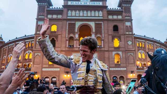 El diestro Borja Jiménez saliendo por la puerta grande de Las Ventas