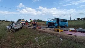 Una colisión entre dos coches en La Bañeza se cobra la vida de una persona y deja a otra herida