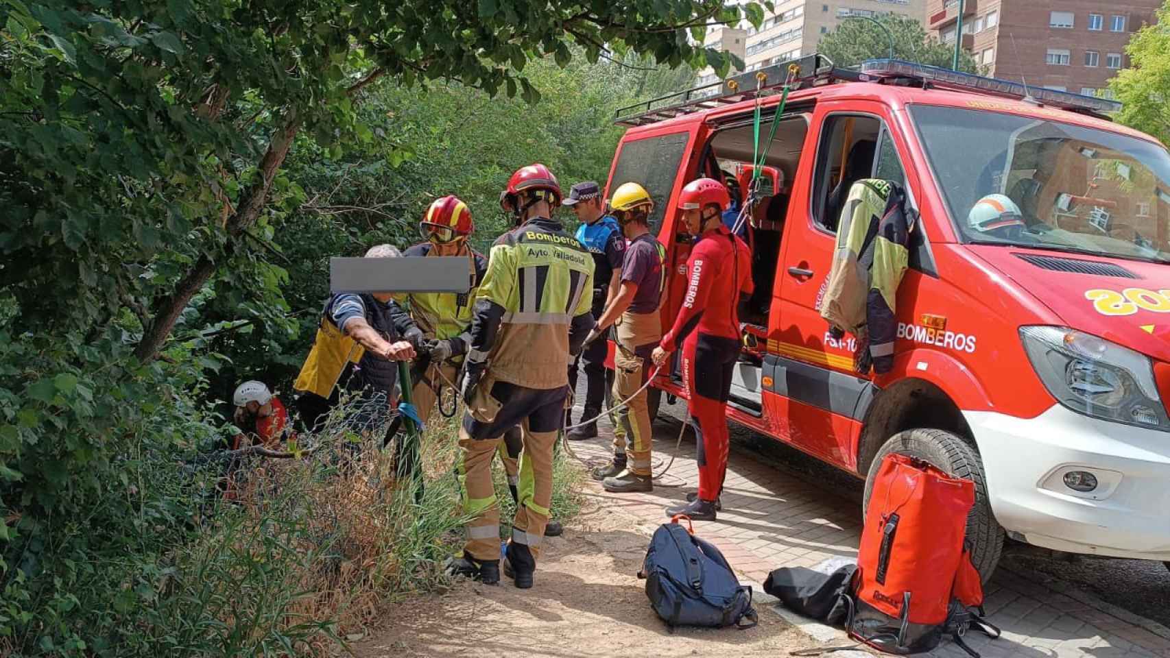 Imagen del rescate de un hombre tras caer por un terraplén a orillas del Pisuerga