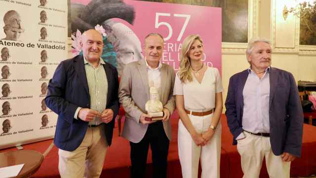 El escritor Luis Salvago recibe el Premio de Novela Ateneo-Ciudad de Valladolid por 'El Telegrafista'