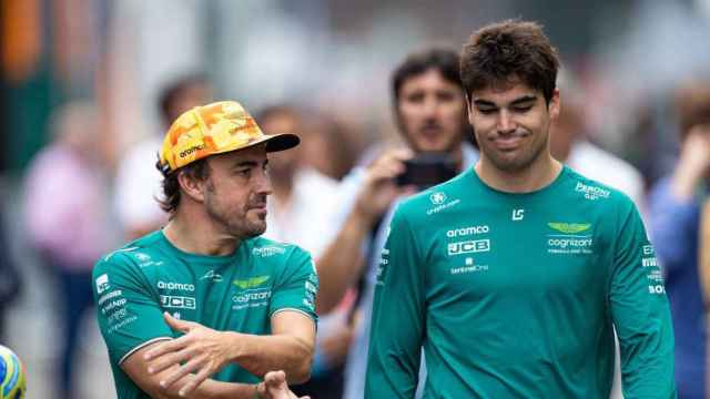 Alonso y Stroll caminan juntos antes de una carrera.