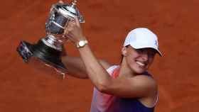 Swiatek alza el trofeo de Roland Garros.