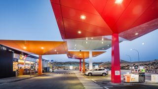 Repsol y Amazon se alían para ofrecer cupones de 5 euros en carburante a los que recojan sus pedidos en las gasolineras