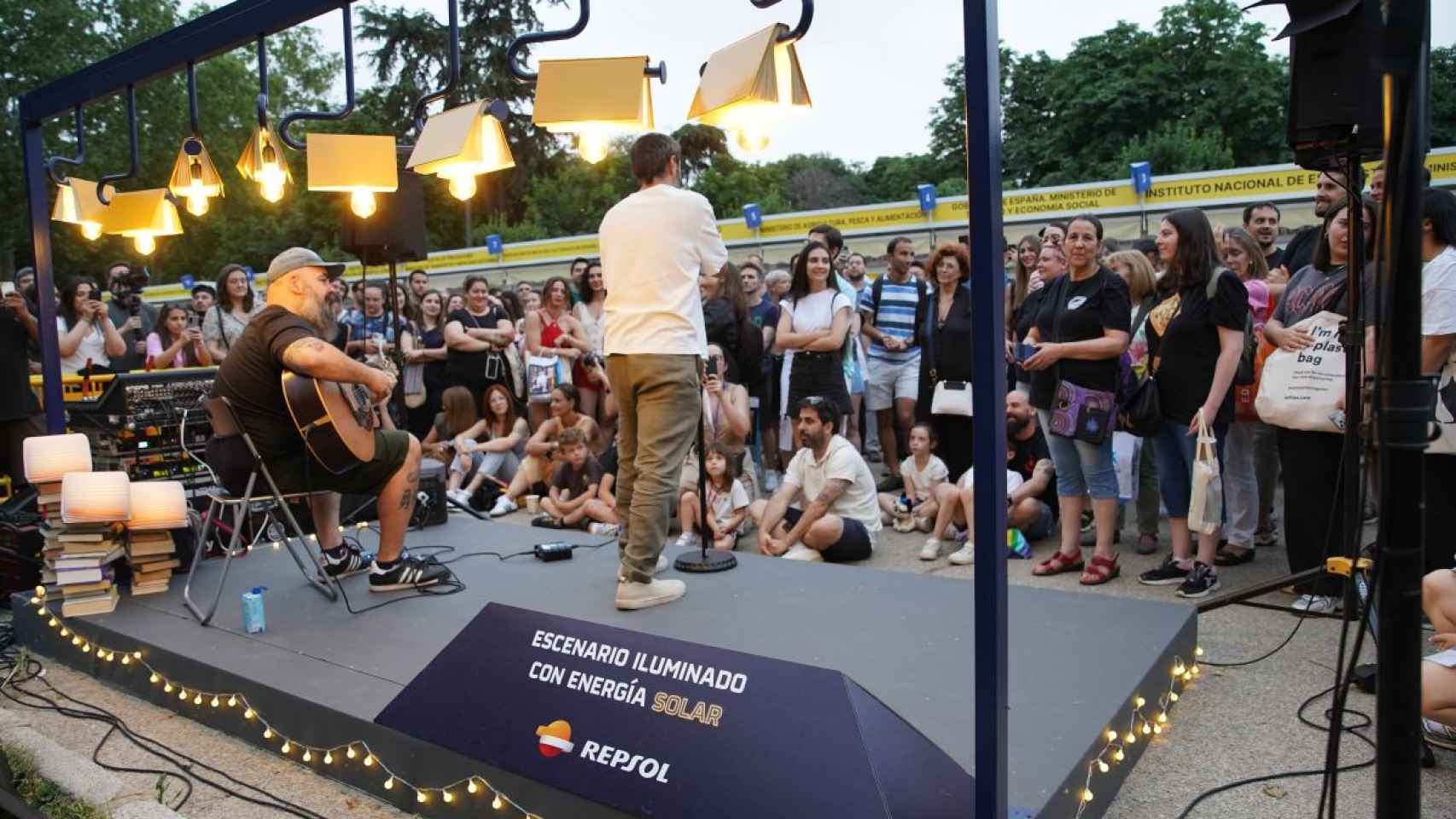 Rayden durante la actuación anoche en la Feria del Libro de Madrid