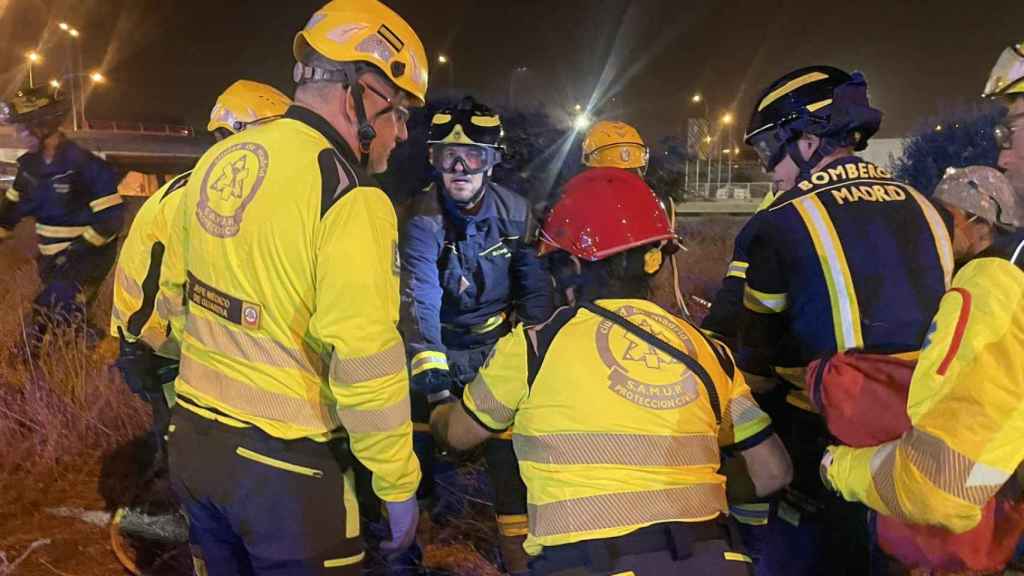 Efectivos del Samur y Bomberos en el lugar del accidente, en Villaverde.