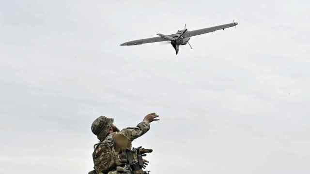 Un soldado ucraniano lanza un dron de reconocimiento para sobrevolar posiciones de las tropas rusas en Zaporiyia.