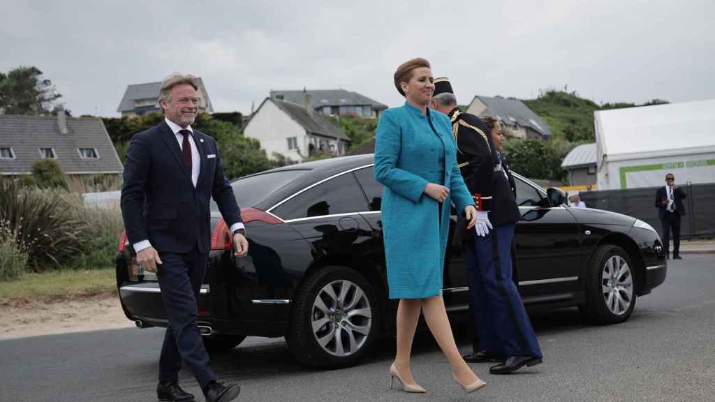 La Primera Ministra de Dinamarca, Mette Frederiksen (C) y su marido(L), en una ceremonia conmemorativa con decenas de Jefes de Estado  por el 80º aniversario del desembarco del Día D en Normandía, en la playa de Omaha, Francia, 6 de junio de 2024.