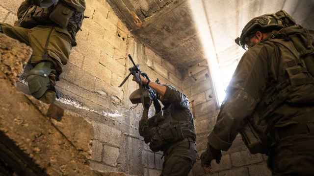 Tropas de las Fuerzas de Defensa de Israel, entrando casa por casa en Rafah, sur de Gaza.