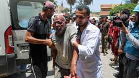 Los palestinos heridos en un ataque israelí son trasladados al Hospital de los Mártires de Al-Aqsa.