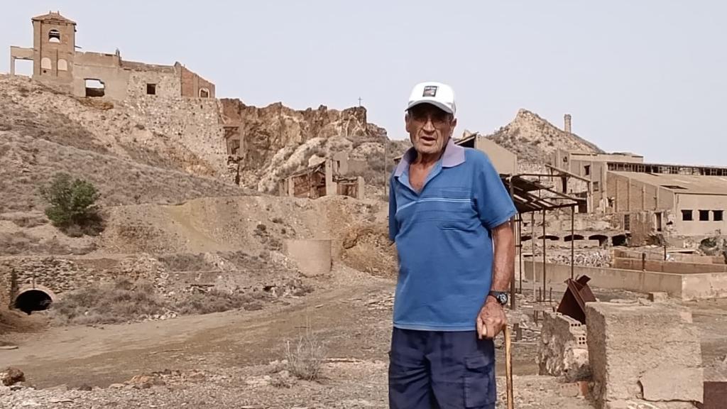 Antonio Salcedo en la entrada de las minas en las que trabajó, hoy abandonadas.