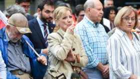 Una señora reza el Rosario junto a aproximadamente 100 personas en la Calle Ferraz.