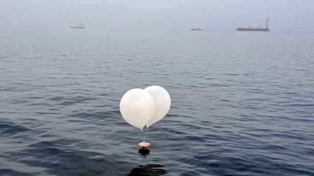 Un globo con varios objetos, incluido basura, enviado por Corea del Norte, aparece en el mar frente a Incheon, Corea del Sur.