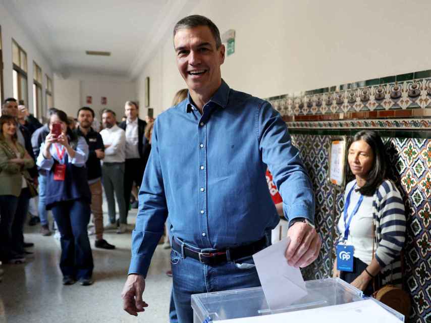 Pedro Sánchez ejerce su derecho al voto en Madrid.