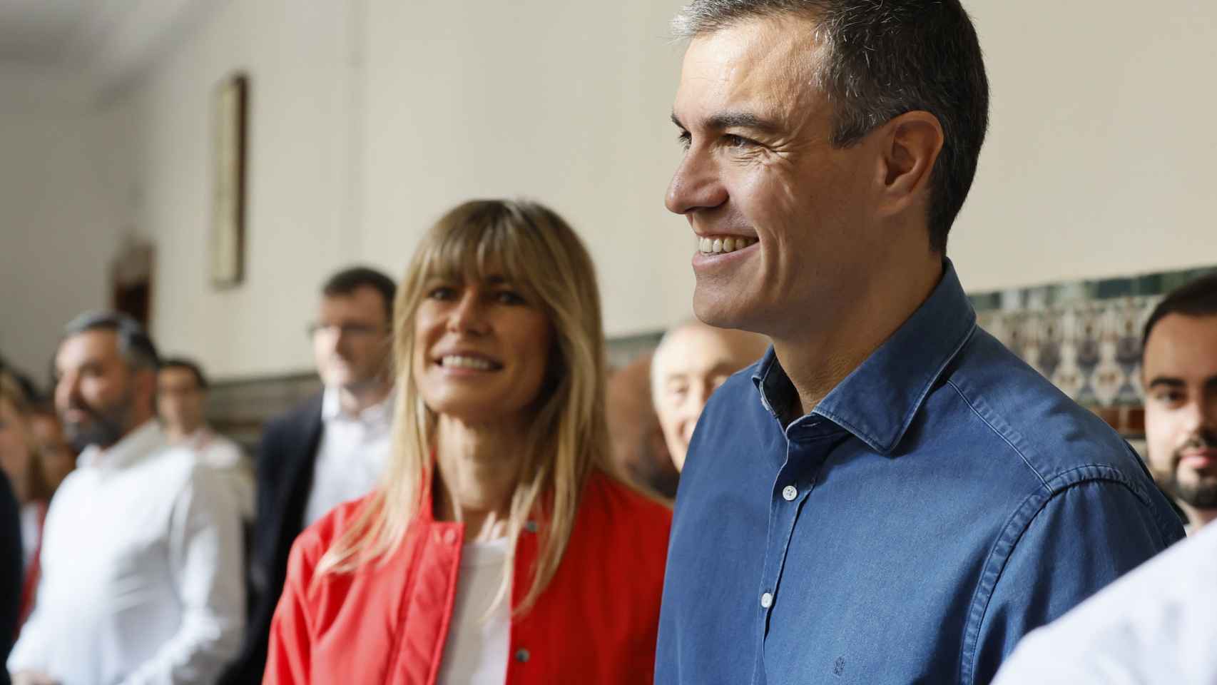 Sánchez vota junto a su mujer, Begoña Gómez.