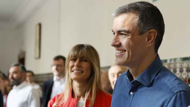 Sánchez vota en las elecciones europeas junto a su mujer, Begoña Gómez, este domingo.