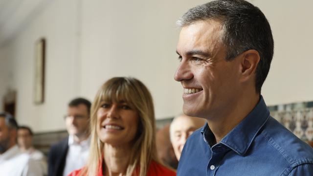 Pedro Sánchez, junto a su mujer, Begoña Gómez, el último domingo electoral.