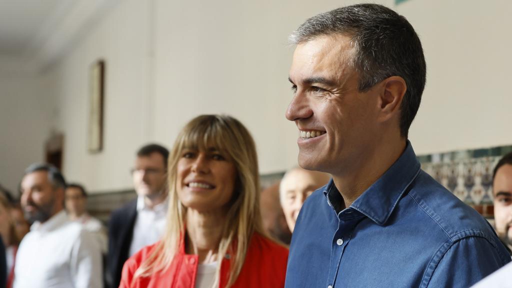Sánchez vota junto a su mujer, Begoña Gómez, el pasado 9-J.