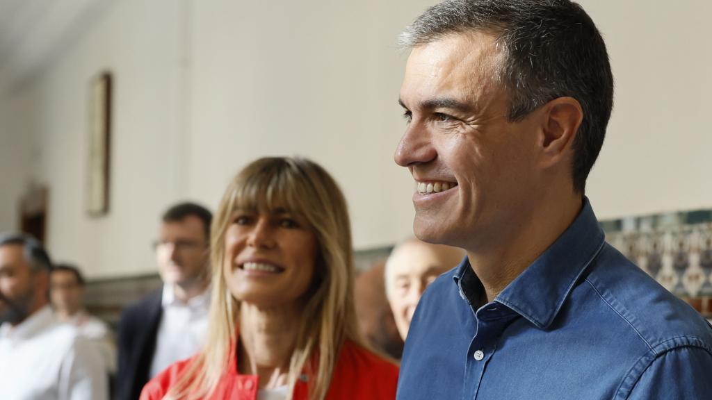 Sánchez vota junto a su mujer, Begoña Gómez.