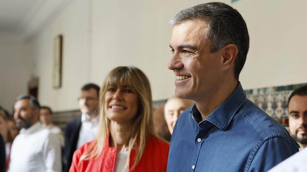Sánchez vota el pasado 9-J junto a su mujer, Begoña Gómez.