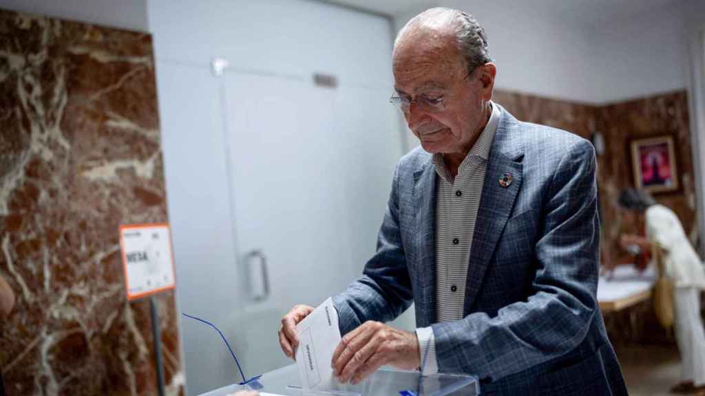 El alcalde de Málaga, Francisco de la Torre, ejerciendo su derecho a voto.