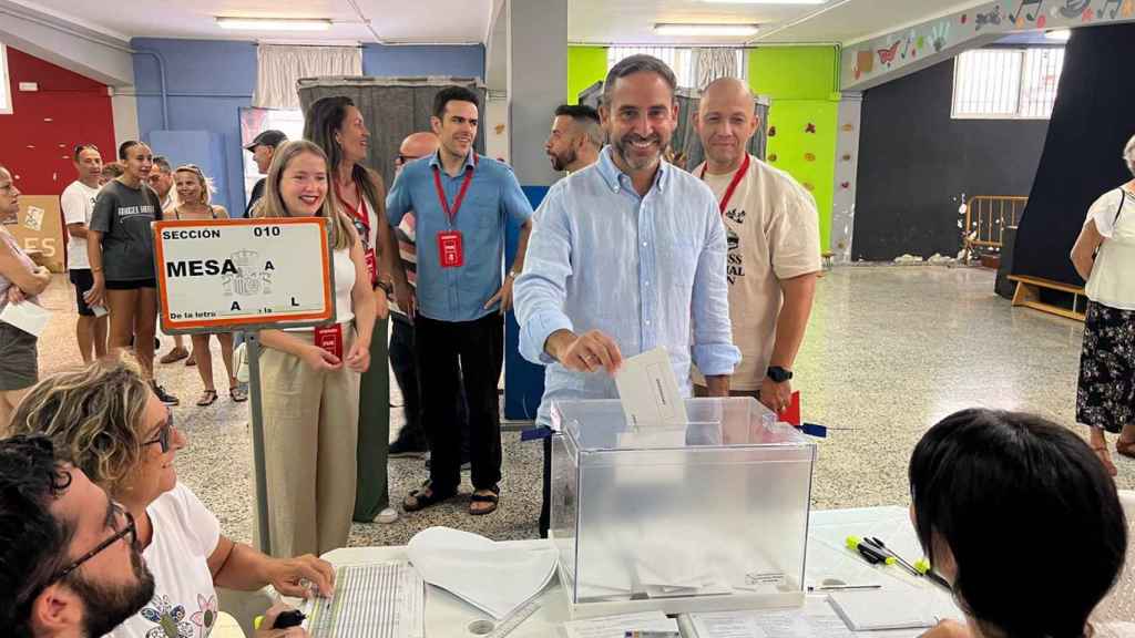 Dani Pérez (PSOE) votando en Málaga.