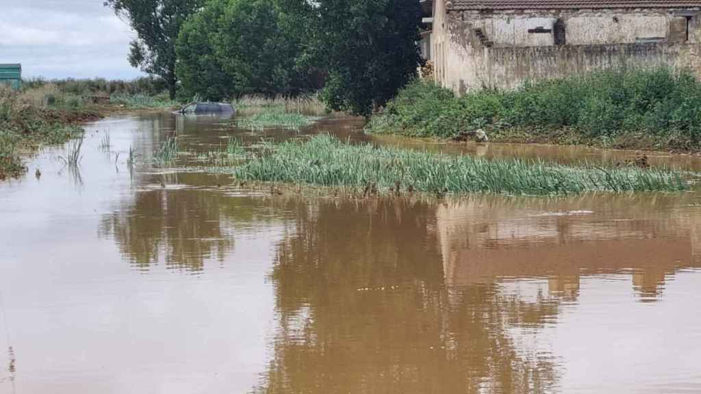 Un vehícuo hundido en el agua tras desbordarse un arroyo en Cerecinos de Campos