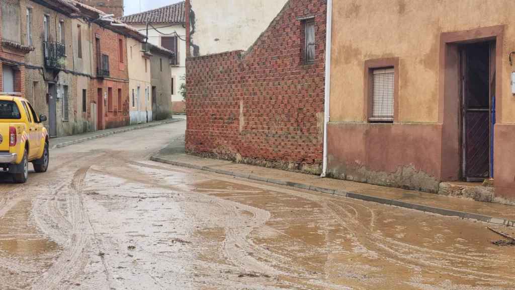 Estado de las calles en Cerecinos de Campos tras desbordarse un arroyo