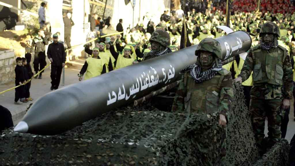 Desfile de milicianos de Hezbolá con un misil Fajr