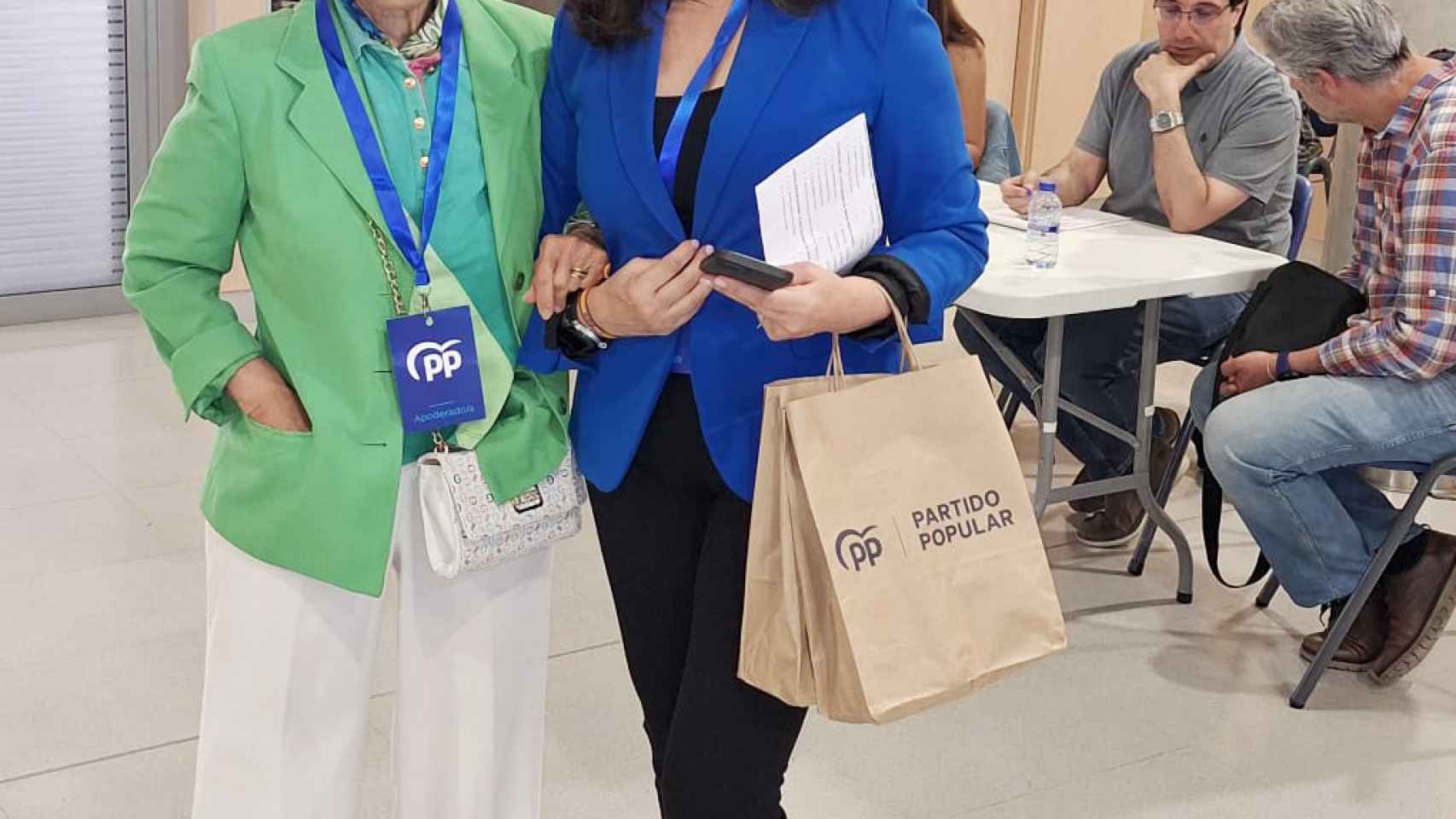 Pilar García (I), apoderada del Partido Popular, empezó con Adolfo Suárez. Junto a ella, la senadora Arenales Serrano