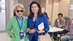 Pilar García (I), apoderada del Partido Popular, empezó con Adolfo Suárez. Junto a ella, la senadora Arenales Serrano