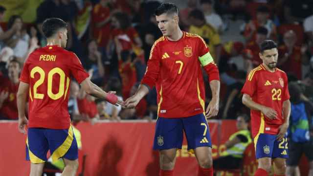 Morata y Pedri celebran uno de los goles contra Irlanda del Norte.