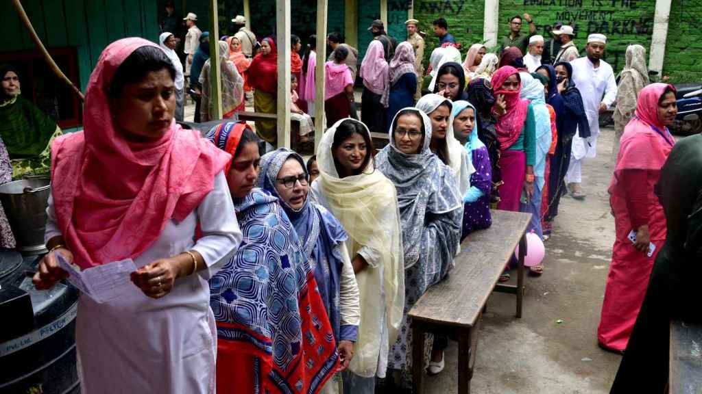 Mujeres indias aguardan para votar en las elecciones generales el pasado 19 de abril.