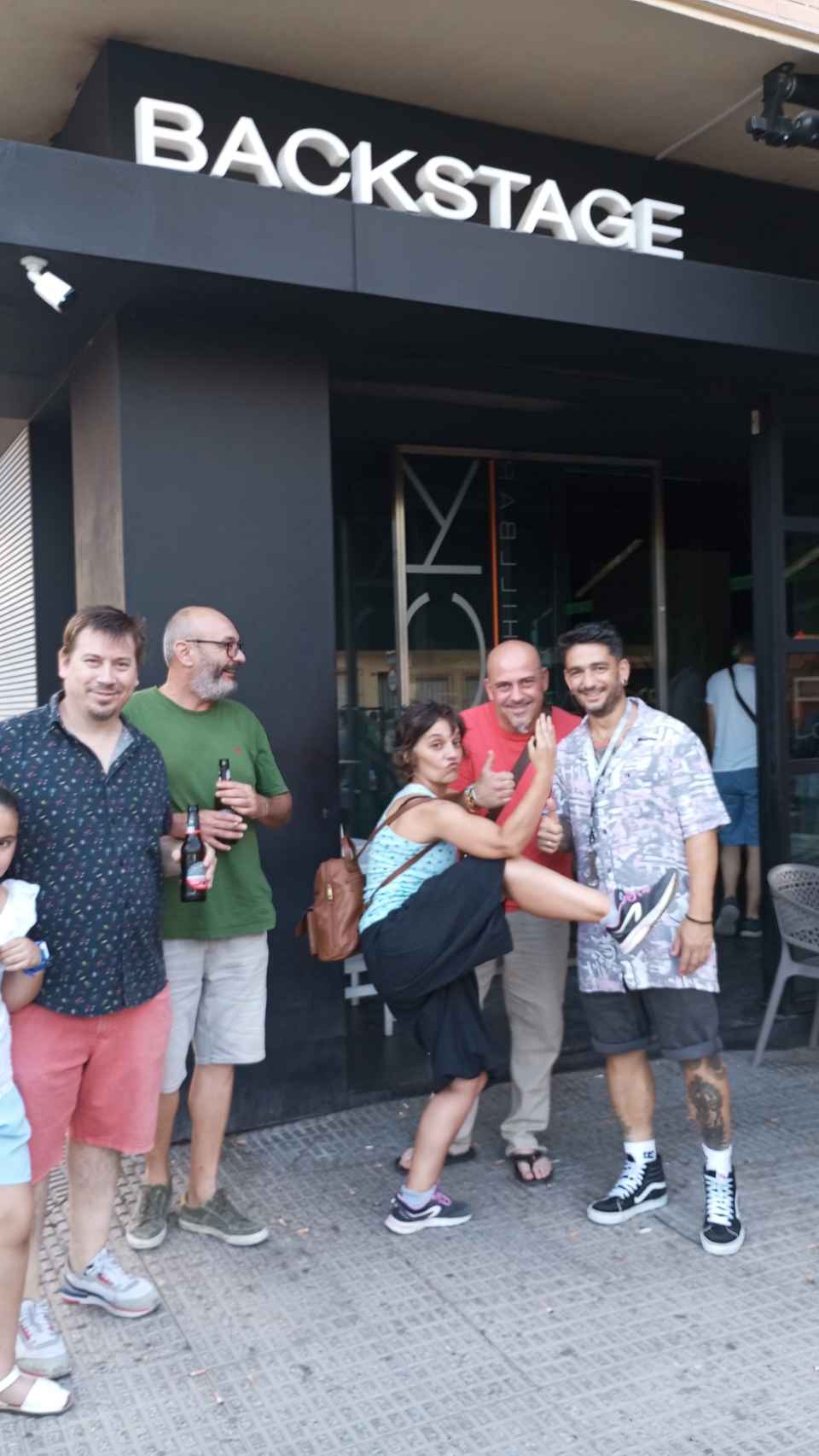 El hostelero Fran Jiménez (1d), propietario del Pub Backstage de El Palmar, junto a otros clientes que festejan la victoria de Carlos Alcaraz en París.
