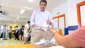 Carlos Mazón ejerce su derecho a voto en Alicante.