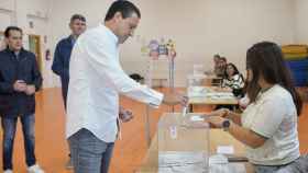 Raúl de la Hoz ejerce su derecho a voto en Valladolid