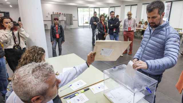 El secretario general del PSOECyL, Luis Tudanca, vota en el CEIP Isabel de Basilea, en Burgos