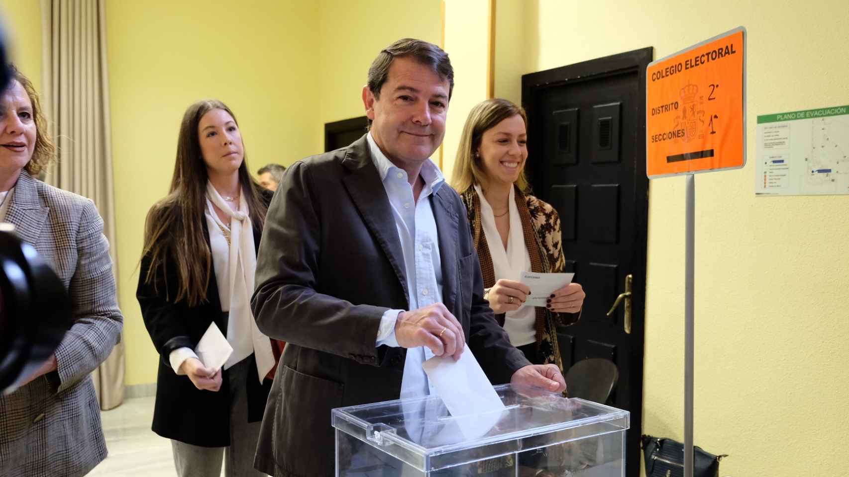 Alfonso Fernández Mañueco ejerce su derecho al voto en Salamanca