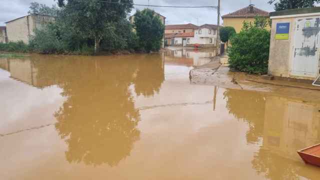 Un arroyo se desborda en Cerecinos de Campos, afectando a viviendas, calles y naves