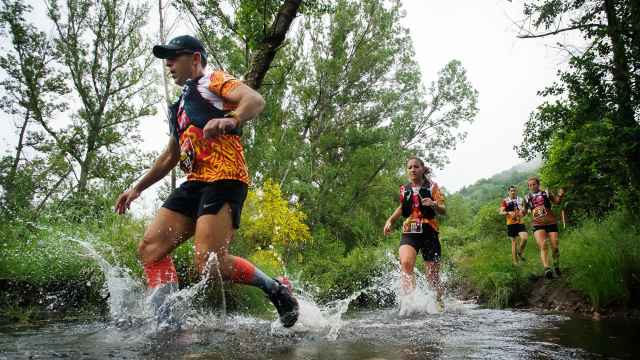 Transfronteriza es un enfrentamiento deportivo entre españoles y portugueses en la frontera de ambos países, en la Sierra de la Culebra(Zamora)