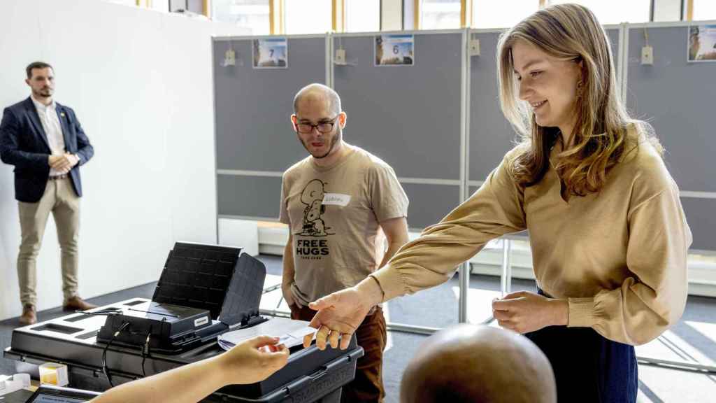 Elisabeth de Bélgica votando por primera vez.