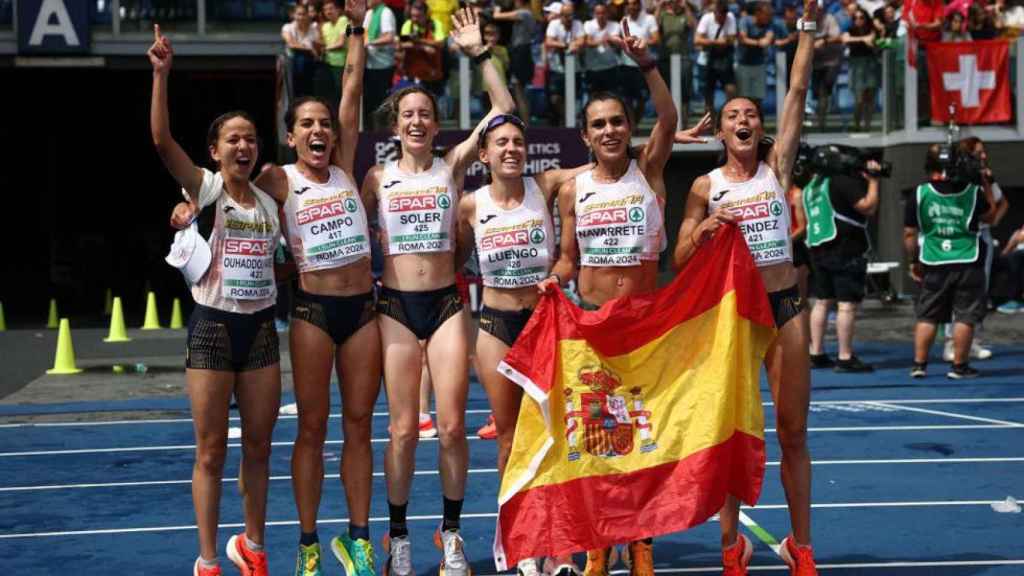 El sextete español celebra la medalla de bronce.