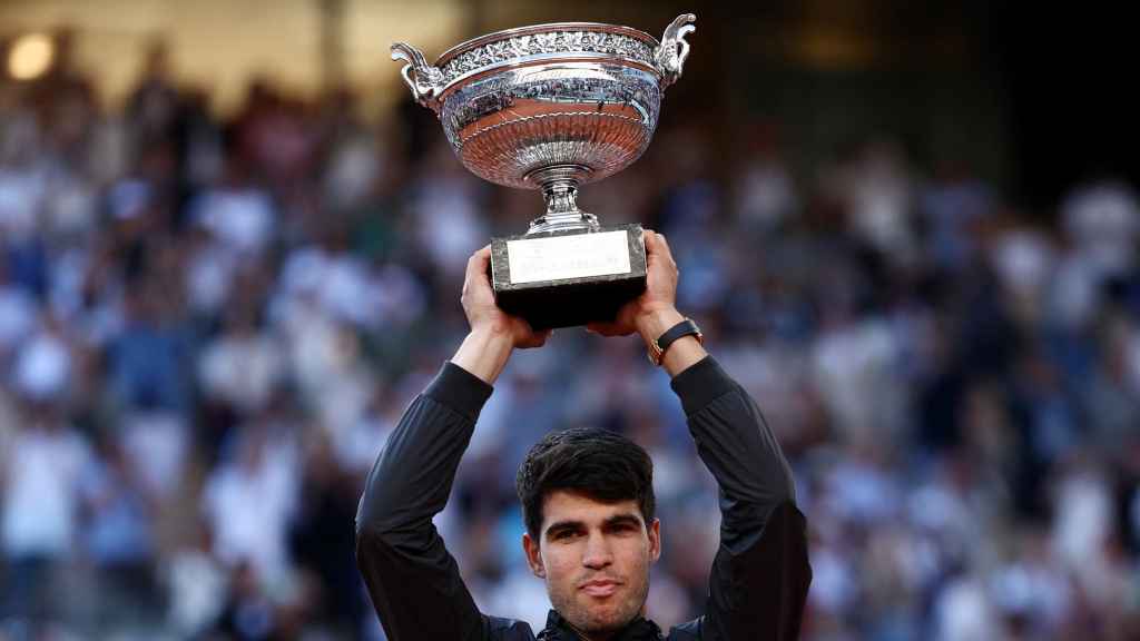 Carlos Alcaraz levanta el título de campeón de Roland Garros.