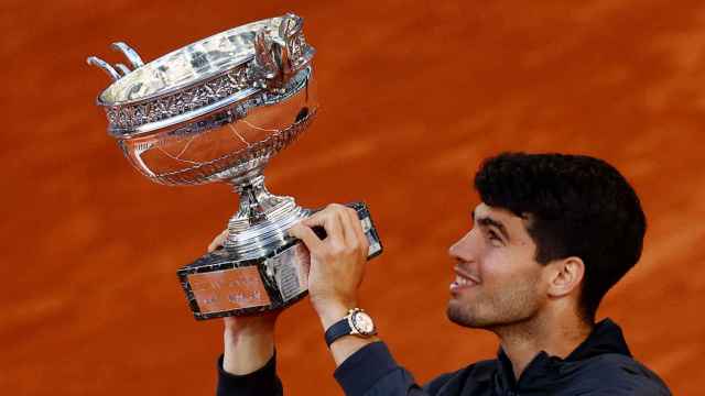 Alcaraz levanta el título de campeón de Roland Garros.