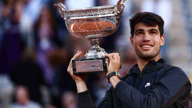 Alcaraz levanta el título de campeón de Roland Garros.
