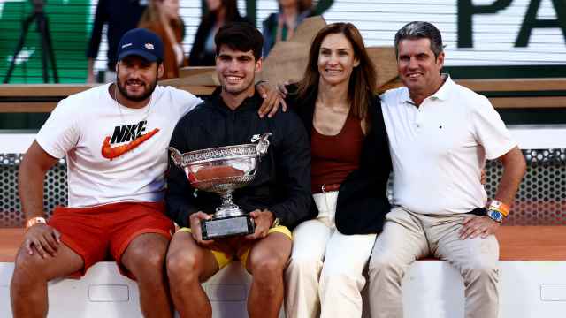 Carlos Alcaraz posa con el título de Roland Garros junto a su familia.