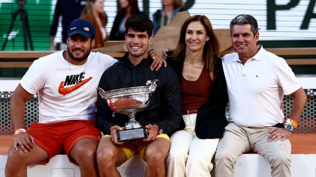 Carlos Alcaraz posa con el título de Roland Garros junto a su familia.