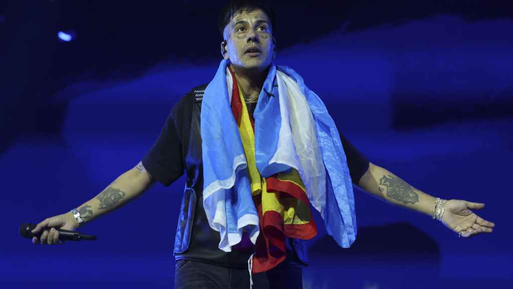 El rapero y compositor argentino Duki, durante el concierto que ofreció este sábado en el estado Santiago Bernabéu, en Madrid. Foto: EFE/Kiko Huesca