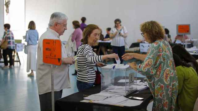 Gente votando en un colegio electoral de Toledo este 9J.