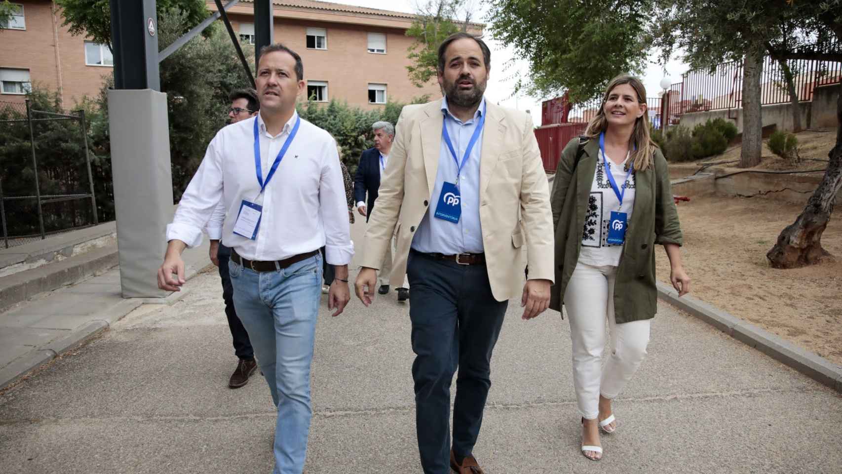 El presidente del PP en Castilla-La Mancha, Paco Núñez (centro) acude a votar junto al alcalde de Toledo Carlos Velázquez y a la secretaria regional del partido, Carolina Agudo.